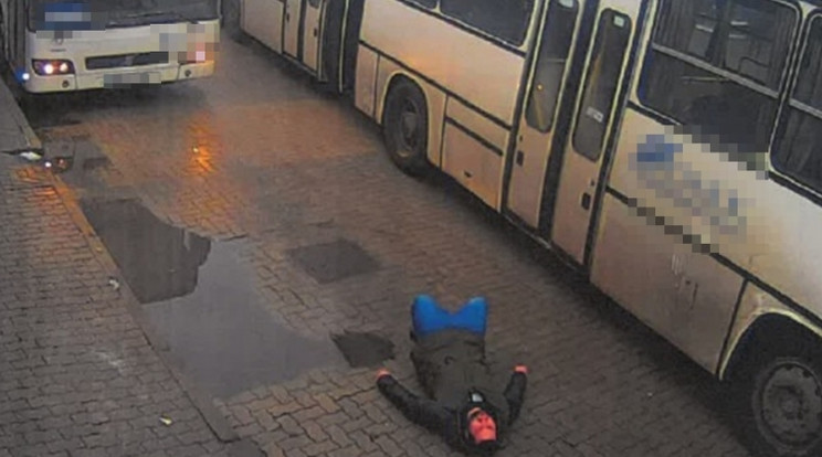 A férfi nem sokkal később felkelt és elsántikált / Fotó: police.hu