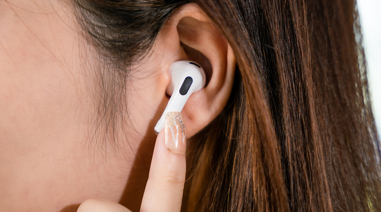 Egészségügyi funkciókkal bővíthetik az Apple Airpods készülékeit, hallókészülékként is  működnek majd / Illusztráció: Northfoto