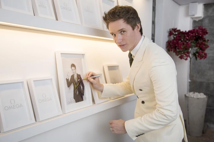 Eddie Redmayne podpisuje się na Ścianie Sław w OMEGA House