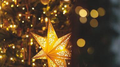Jakie oświetlenie świąteczne? Te girlandy, projektory czy gwiazdy wykreują magię