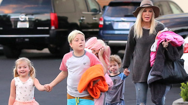 Zatroskana Tori Spelling z czwórką swoich dzieci