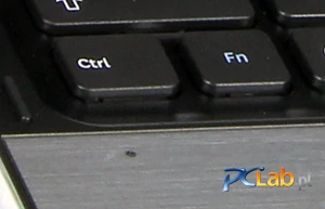Mikrofon (to ta plamka pod klawiszem Ctrl) usytuowano dosyć nietypowo: z lewej strony, poniżej klawiatury