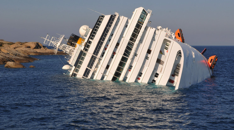 32 ember vesztette életét, amikor a Costa Concordia nevű luxushajó zátonyra futott, majd felborult /Fotó: Europress-Getty Images