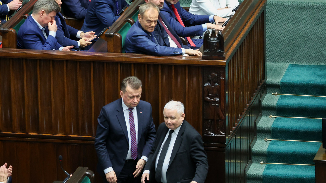 Donald Tusk chce zadać Jarosławowi Kaczyńskiemu bolesny cios. W tle 