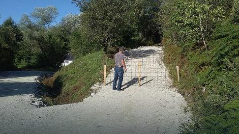 Povratnici u selo kod Bugojna izrevoltirani: Arapski investitor pregradio seoski put  -alktkqTURBXy9iZTUwMjc4MTgyOTZjYmZhZDY4ZjIwYTY3OWNjYjk3Ni5qcGVnk5UCzQMUAMLDlQLNAdYAwsOVB9kyL3B1bHNjbXMvTURBXy8xZDc0Y2I0MTcwNTk1MDQzNjYyOWNhYmQ2MDZmNTBmNi5wbmcHwgA