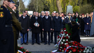 Obchody 9. rocznicy katastrofy w Smoleńsku na warszawskich Powązkach