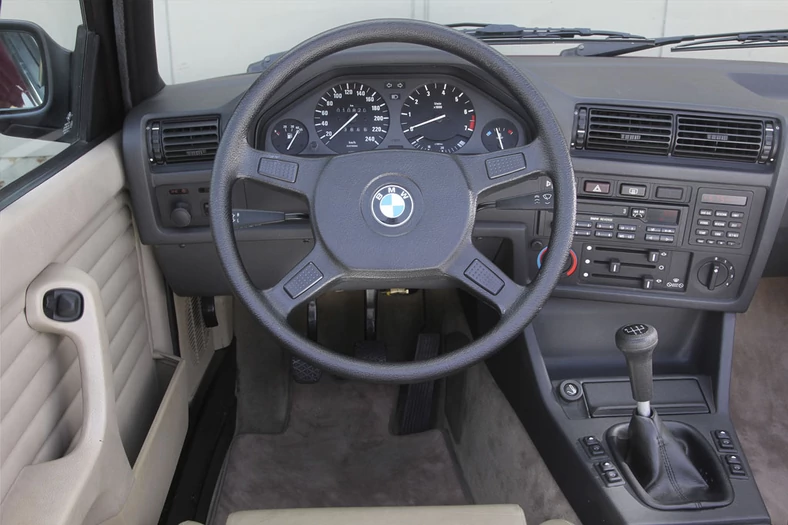 Duża kierownica i skierowana w stronę kierowcy konsola to elementy charakterystyczne dla BMW serii 3. Z dzisiejszego punktu widzenia suwaki od nawiewów są przestarzałe, a skaj na drzwiach dziwi. Oryginalne radia BMW lubią się psuć. 