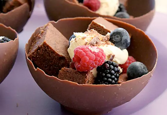 Zrób czekoladowe miseczki, które nie tylko zachwycą twoich gości, ale również im zasmakują!