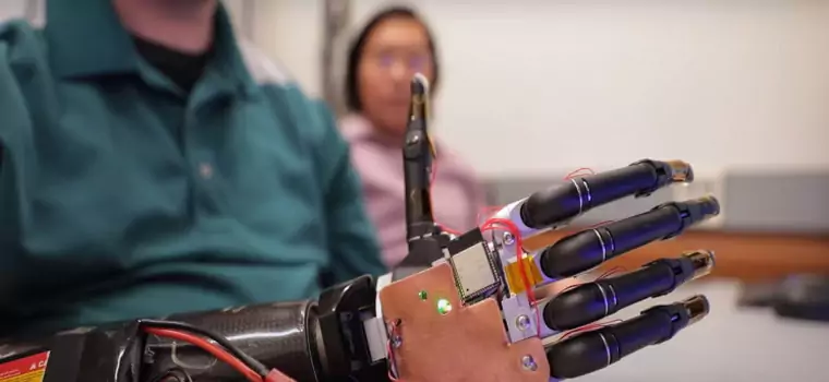 Naukowcy pracują nad robotyczną ręką sterowaną umysłem z pomocą SI