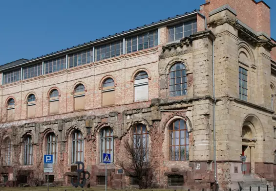 Na tych budynkach nadal widać Powstanie. Przetrwała nawet krew