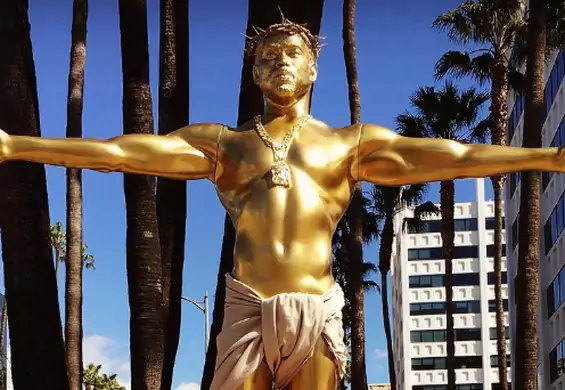 Złoty Kanye West przebrany za Jezusa stanął na ulicy Hollywood