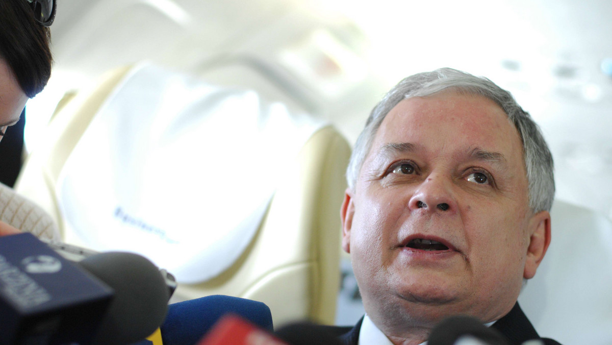 - Lecimy do Gruzji, by wyrazić solidarność z narodem, który padł ofiara agresji - powiedział podczas konferencji prasowej Lech Kaczyński. - Jestem przekonany, że obecne zakończenie działań zakończy się trwałym pokojem, o co będziemy zabiegać - dodał prezydent.