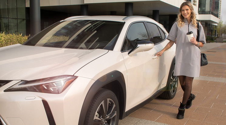 Weisz Fanni Lexus UX márkanagykövet lett, mostantól egy fehér hibrid modell a szolgálati autója