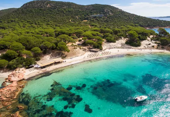 10 najlepszych plaż w Europie: rajskie widoki, ciepłe morze i tanie bilety