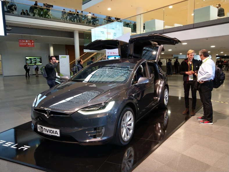 Tesla Model X jeździ już po drogach, nawet w Polsce. To samochód autonomiczny poziomu 2