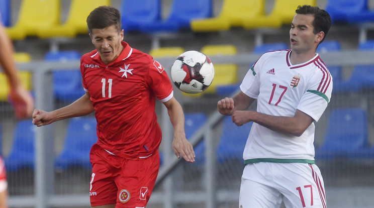 A máltai Myles Beerman (b) és Csernik Kornél a Magyarország - Málta U21-es Európa-bajnoki selejtező labdarúgó-mérkőzésen a gyirmóti Alcufer stadionban  /Fotó: MTI - Illyés Tibor