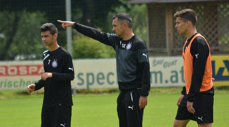 Nebojsa Vignjevics (középen) vezetőedzőnek a jelenlegi játékoskerettel kell megelégednie /Fotó: ujpestfc.hu