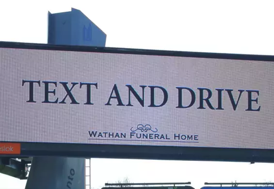 Mocna kampania, która raz na zawsze powinna oduczyć kierowców pisania podczas jazdy
