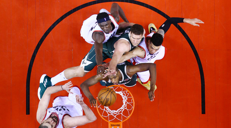 A Toronto és a Milwaukee játékosai elképesztő küzdelmet vívtak, végül a kanadaiak szépítettek /Fotó: Getty Images