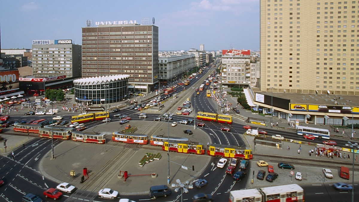 "Życie Warszawy": Tramwaje Swing za 1,5 mld zł miały poprawić wizerunek stolicy. Tymczasem masowo odpadają od nich osłony na koła. Wtedy tramwaj robi się głośniejszy i brzydszy. Producent ma wymienić elementy we wszystkich pojazdach.