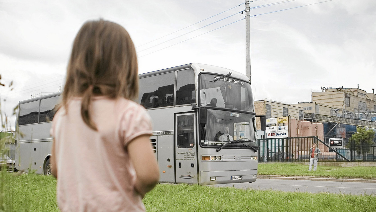 Moja córka jest niewidzialna. Patrzysz na nią, rozmawiasz z nią, jesz wspólny obiad, zabierasz do zoo, na lody. Widzisz ją, ale jej tak naprawdę nie ma i lepiej, żeby nikt się o niej nie dowiedział. To byłby koniec. Obie jesteśmy tu nielegalnie.