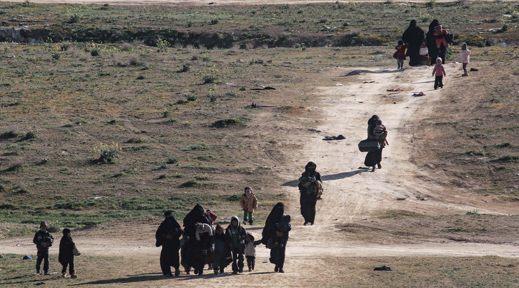 Az ISIS utolsó bástyája, Baghuz határában gyermekeikkel menekülő nők / Fotó: Northfoto