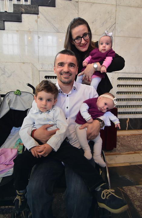 Mitar Palikuća sa porodicom u Vladi Vojvodine prilikom promocije programa subvencionisanja veštačke oplodnje