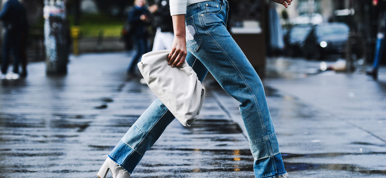 Najmodniejsze fasony jeansów na wiosnę 2024. Rurki wciąż w odwrocie