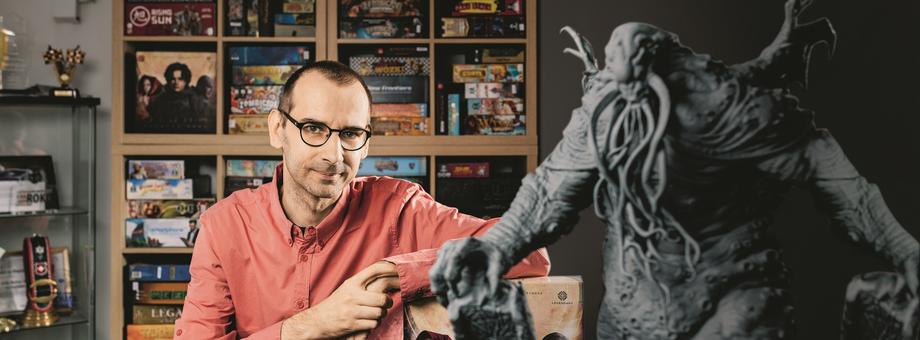 Pierwszą grę planszową Ignacy Trzewiczek wymyślił   w latach 90., po czym założył firmę Portal Games. Dziś jako twórca ma na koncie kilkadziesiąt planszówek. Najbardziej znane to „Robinson Crusoe” „Osadnicy” i „Detektyw”