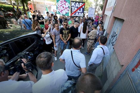 Велики број људи окупио се да спречи улаз извршитеља у Татјанин стан