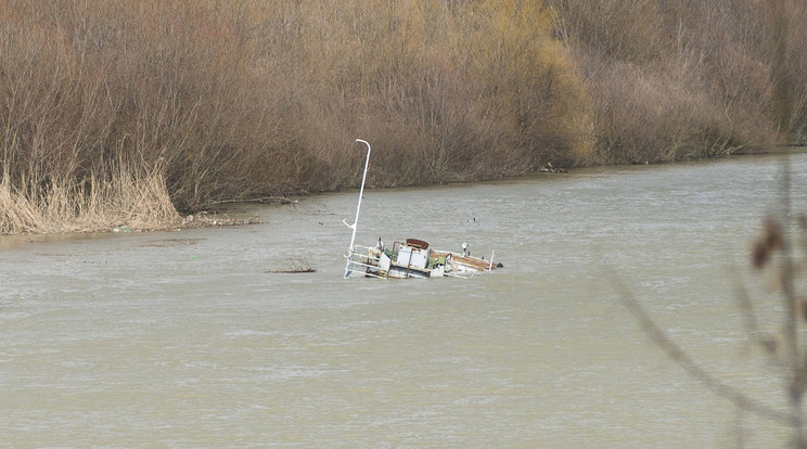 Elsüllyedt egy kotróhajó az áradó Bodrogban / Fotó: MTI - Balázs Attila