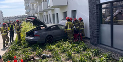 Potrącił kobietę z wózkiem i rozbił auto o budynek. Dramatyczny wypadek w Gdańsku