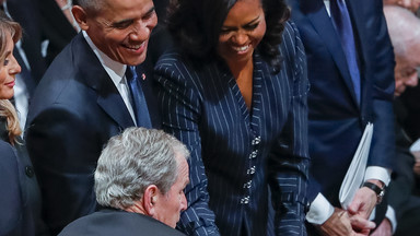Sympatyczny gest George'a W. Busha w trakcie pogrzebu ojca. Michelle Obama wybucha śmiechem