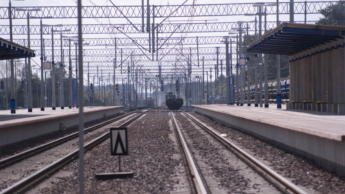 W końcu ruszyła przebudowa linii kolejowej na trasie Kraków - Katowice. Inwestycja już na starcie ma dwa lata opóźnienia. Prace miały się bowiem zakończyć w 2014 roku.