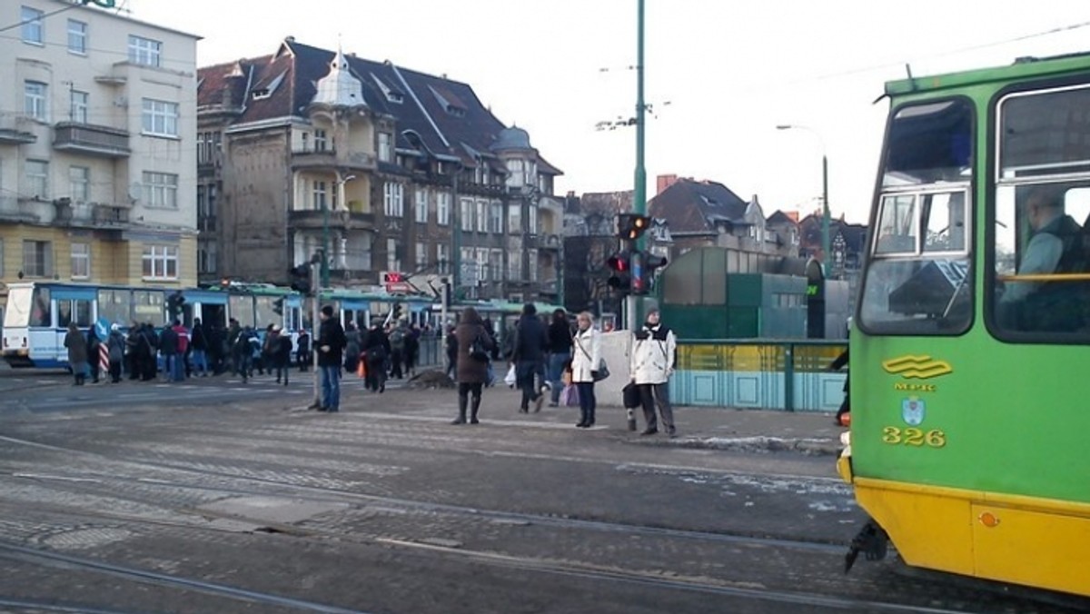 W związku z odbywającą się zabawą sylwestrową od godziny 20.30 zamknięty dla ruchu tramwajowego będzie plac Wolności. Ograniczeń w transporcie publicznym – nie tylko w Poznaniu, ale i w okolicach - będzie więcej - zapowiada Zarząd Transportu Miejskiego.