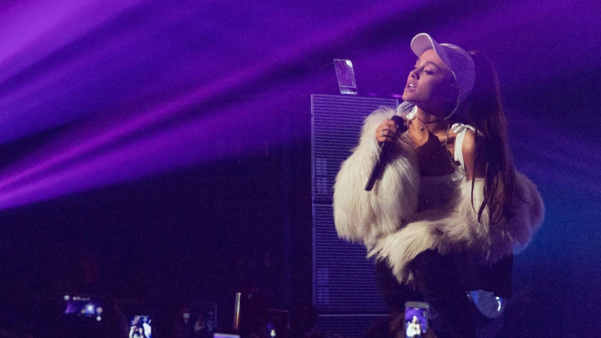 Ariana Grande nastavila turneju spektaklom u Parizu