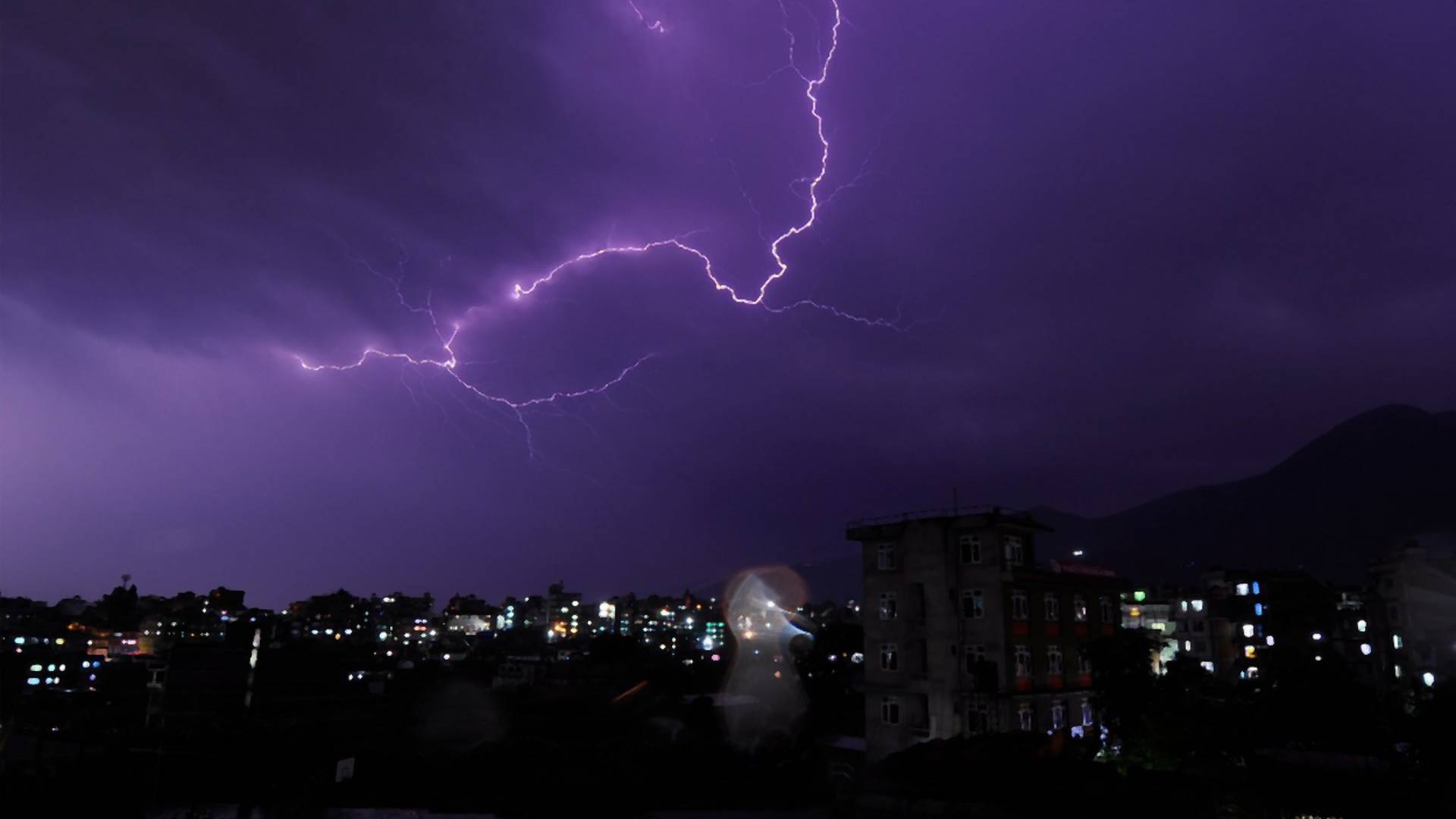 Stiže nevreme: Šta ne treba da radite kad napolju grmi