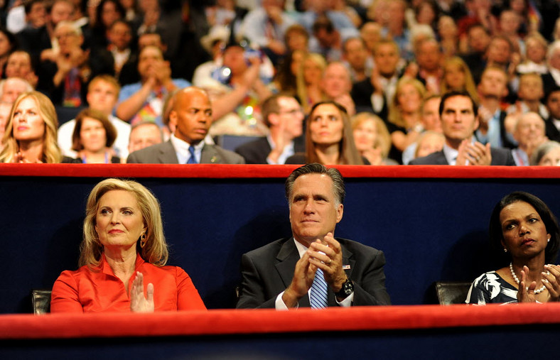 Mitt Romney ze swoją żoną Ann Romney po lewej i Condoleezzą Rice, byłą sekretarz stanu USA po prawej