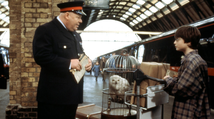 Daniel Radcliffe (jobbra) 
mint Harry. A King's Cross-
ról indult a Roxfort iskolába a vonattal/Fotó:Profimedia-Reddot