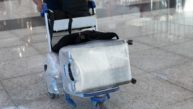 "Czy zawijanie bagażu w folię na lotnisku to oszustwo?" Nigdy nie powinieneś tego robić