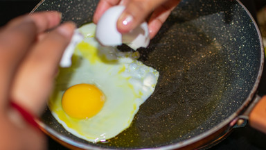 Jak zrobić idealne jajko sadzone? Genialna sztuczka szefa kuchni