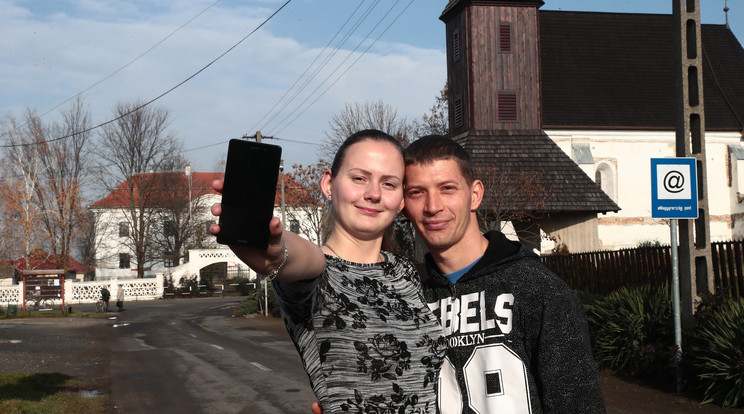 Győzelem
Hajnalka és
barátja im-már a nyereménytelefonnal szelfiztek egyet /Fotó: Isza Ferenc