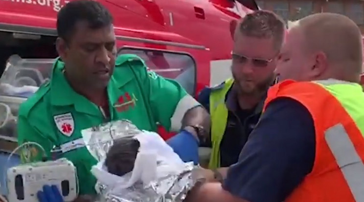 Helikopterrel vitték kórházba a csecsemőt / Fotó: YouTube