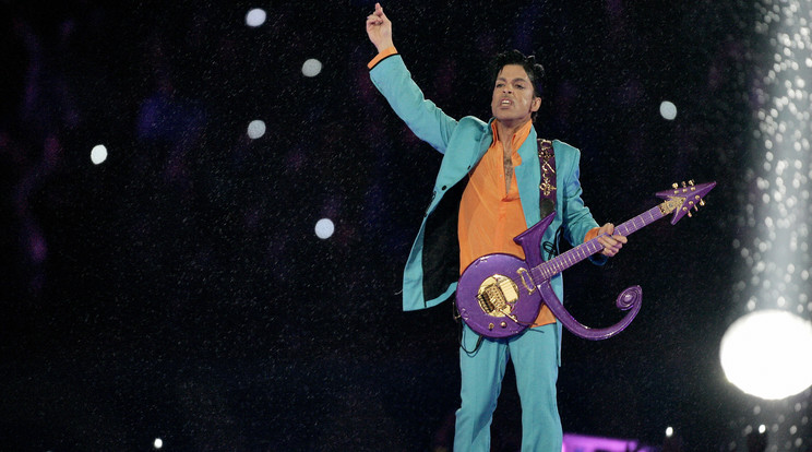 Prince a női és a férfi nem szimbólumából alkotta meg saját nevének ikonját – még
a gitárja is ezt 
a jelet formázta / Fotó: Northfoto