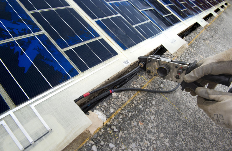 Instalacja paneli słonecznych w jezdni. Fot. COLAS – Joachim Bertrand