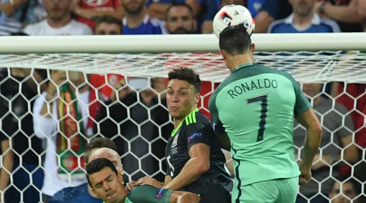 Ronaldo egy 
fejjel a walesi 
védő fölött. 
S nem is ez a legnagyobb ugrása/Fotó:AFP