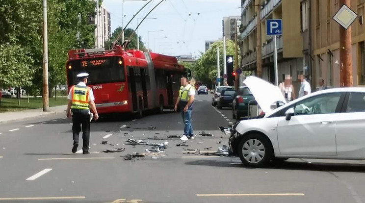 Az autós nem adta meg az elsőbbséget a trolinak, pórul járt /Fotó: Blikk