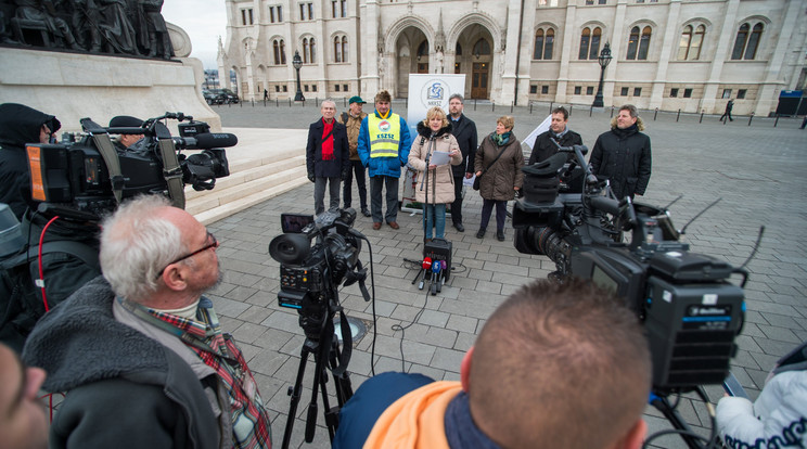 A szakszervezetek sajtótájékoztatót tartanak a Parlament előtt /Fotó: MTI/Balogh Zoltán
