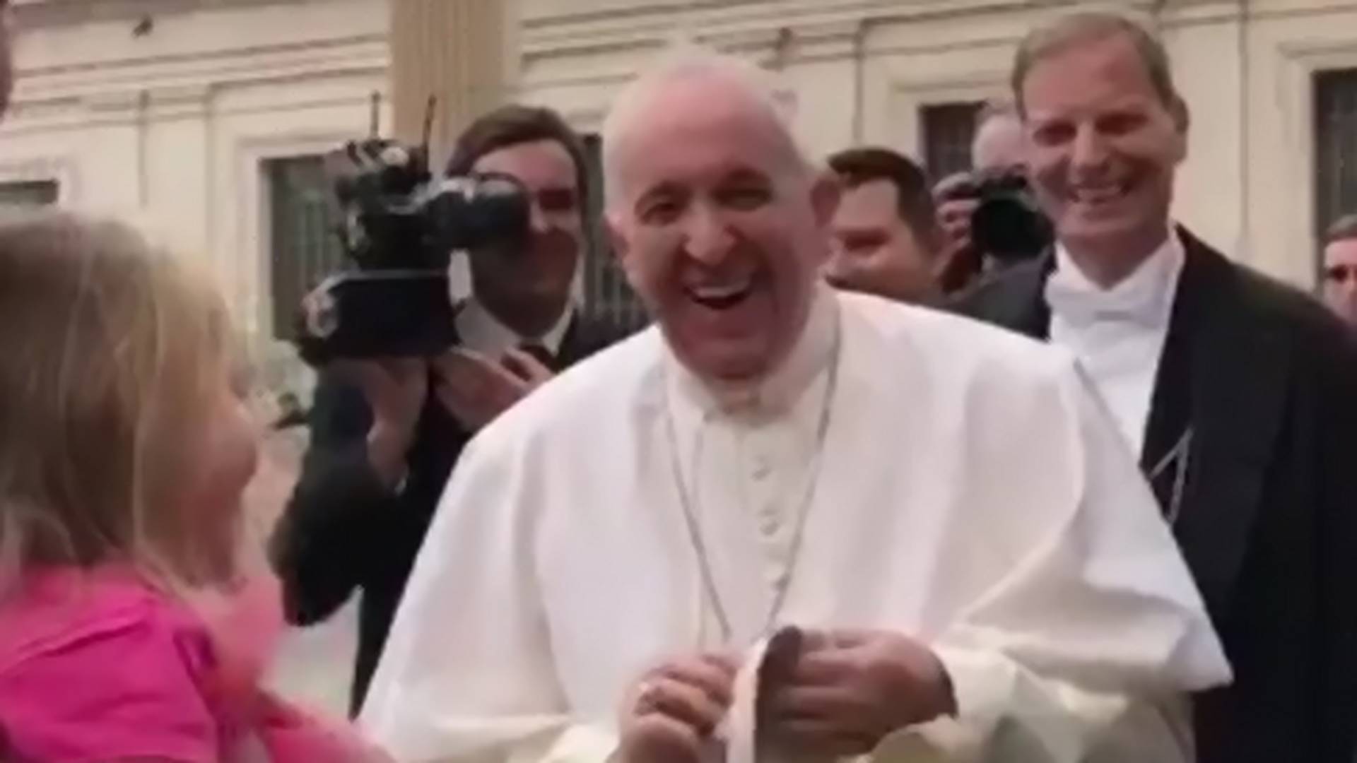 Devojčica maznula kapu papi Franji i postala hit na netu
