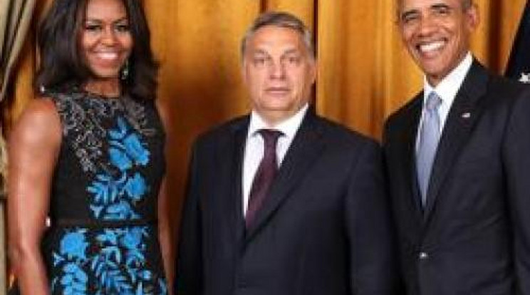 Így feszített Orbán Obamáék között! Te megtalálod a hibát képen? 